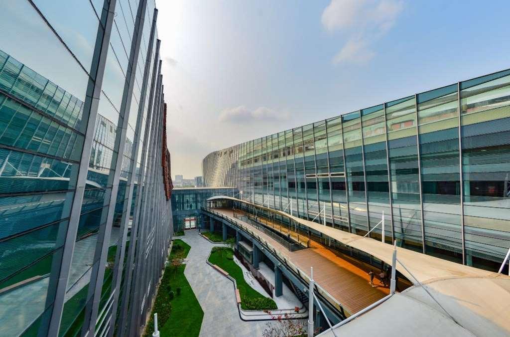 Отель Guangzhou Baiyun International Convention Center Экстерьер фото