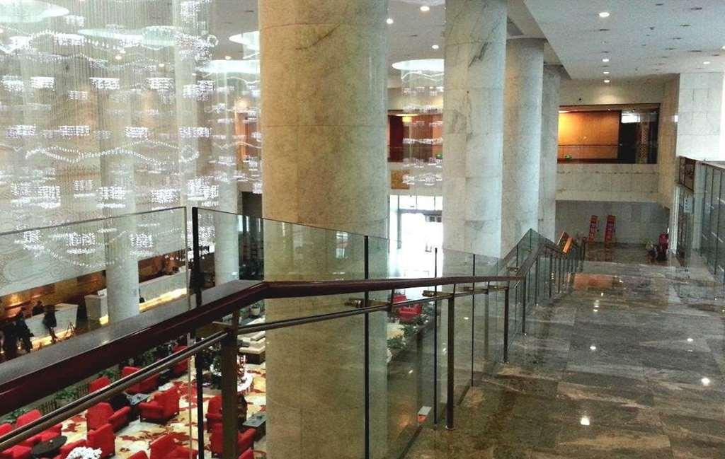Отель Guangzhou Baiyun International Convention Center Интерьер фото