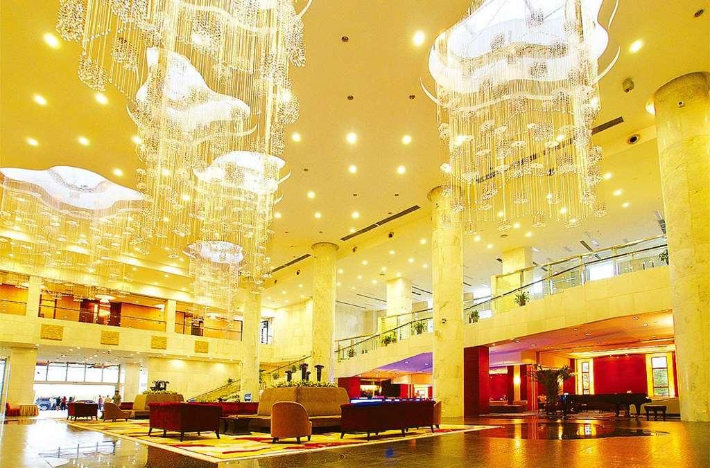 Отель Guangzhou Baiyun International Convention Center Интерьер фото